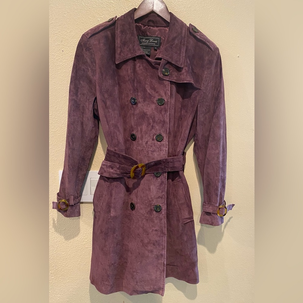 Women’s Vintage leather coat.Size Medium.